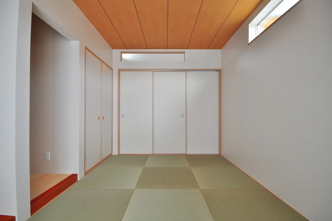 庭に寄り添うこだわりの２世帯の家